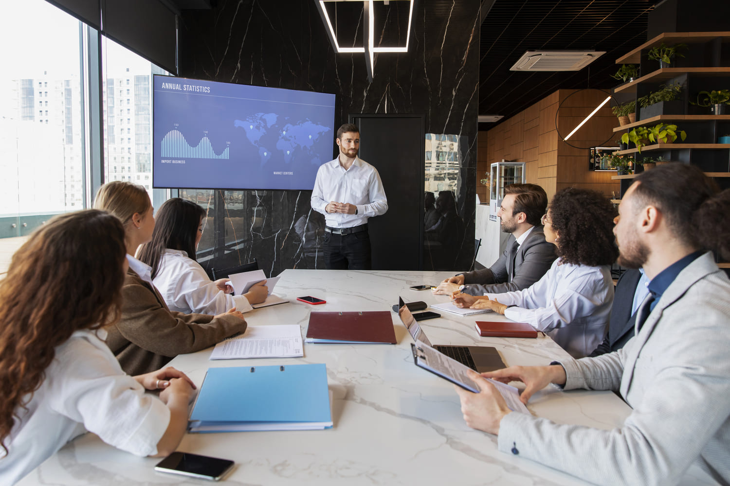 Salle de formation disposée en classe pour 16 personnes à Perpignan