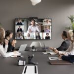 Bureau équipé avec écran pour visioconférence à Perpignan