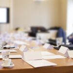 Salle disposée pour une assemblée générale de copropriété à Perpignan